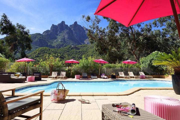 Hôtel pour 2 personnes, avec Terrasse ainsi que Jardin et Piscine