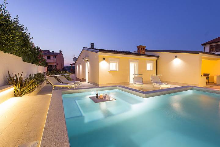 Villa für 7 Personen, mit Pool und Garten sowie Balkon - 1