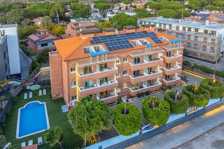 Apartahotel para 4 personas, con vistas además de piscina y jardín en Casteldefels