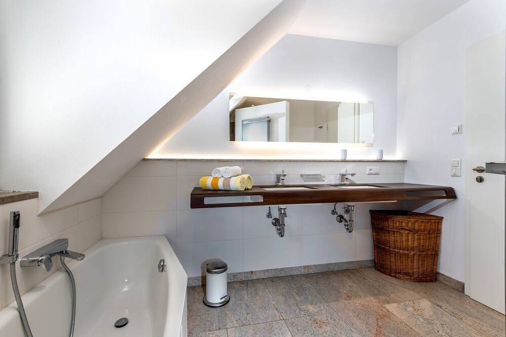 Ganze Wohnung, Lichtdurchflutetes Maisonette 90qm mit Balkon -Vorort der Weinmetropole Würzburg in Rottendorf, Romantische Straße