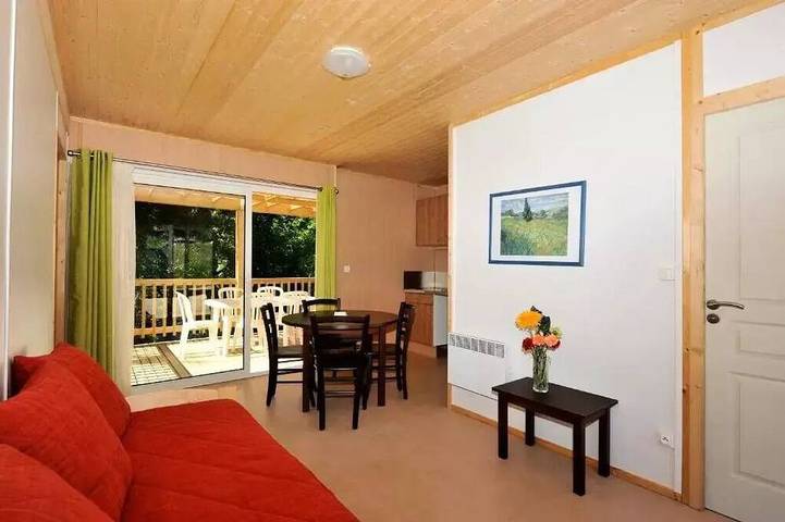 Chalet pour 5 personnes, avec piscine ainsi que terrasse et sauna, animaux acceptés