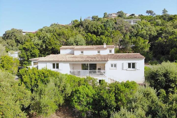 Maison de vacances pour 10 personnes, avec piscine ainsi que terrasse et jardin