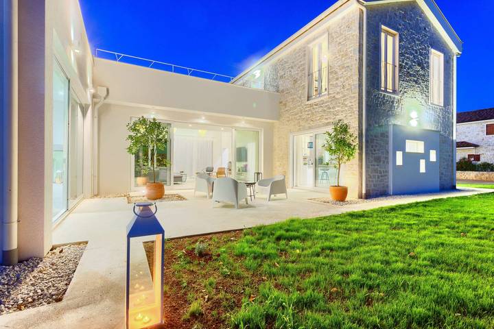Villa Joyful Living - con 4 dormitorios y una piscina cubierta, a minutos de la playa in lučica Skrača, Ugljan