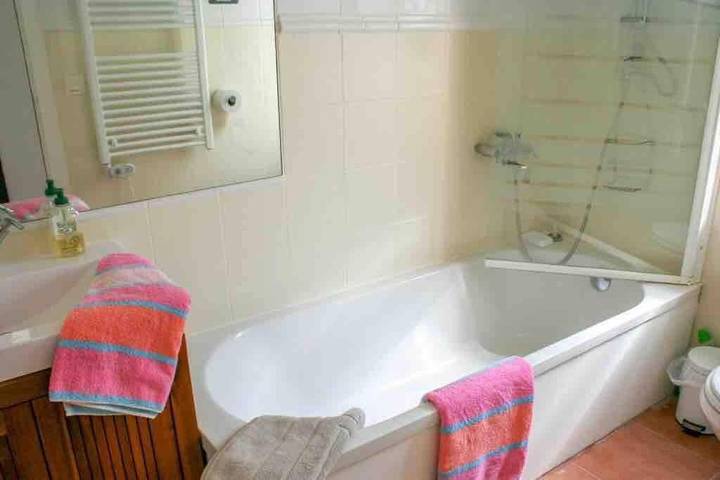 Location de vacances pour 5 personnes, avec vue et jardin ainsi que piscine et vue sur le lac, adapté aux familles à Saint-Aubin-de-Cadelech - 2