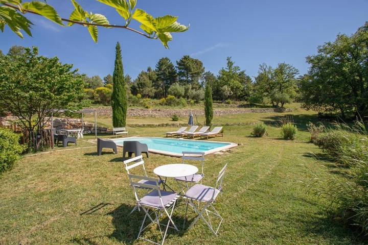 Chambre d’hôte pour 4 personnes, avec Terrasse ainsi que Jardin et Piscine à Tourrettes