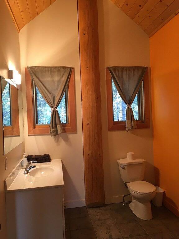 Goldenes Blockhaus über dem Tal in Kicking Horse