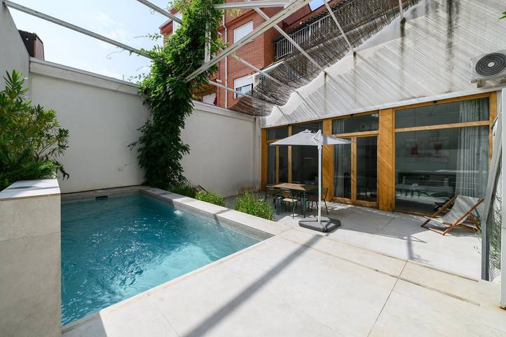 Vacation rental for 7 people, with pool and yard as well as terrace in Madrid