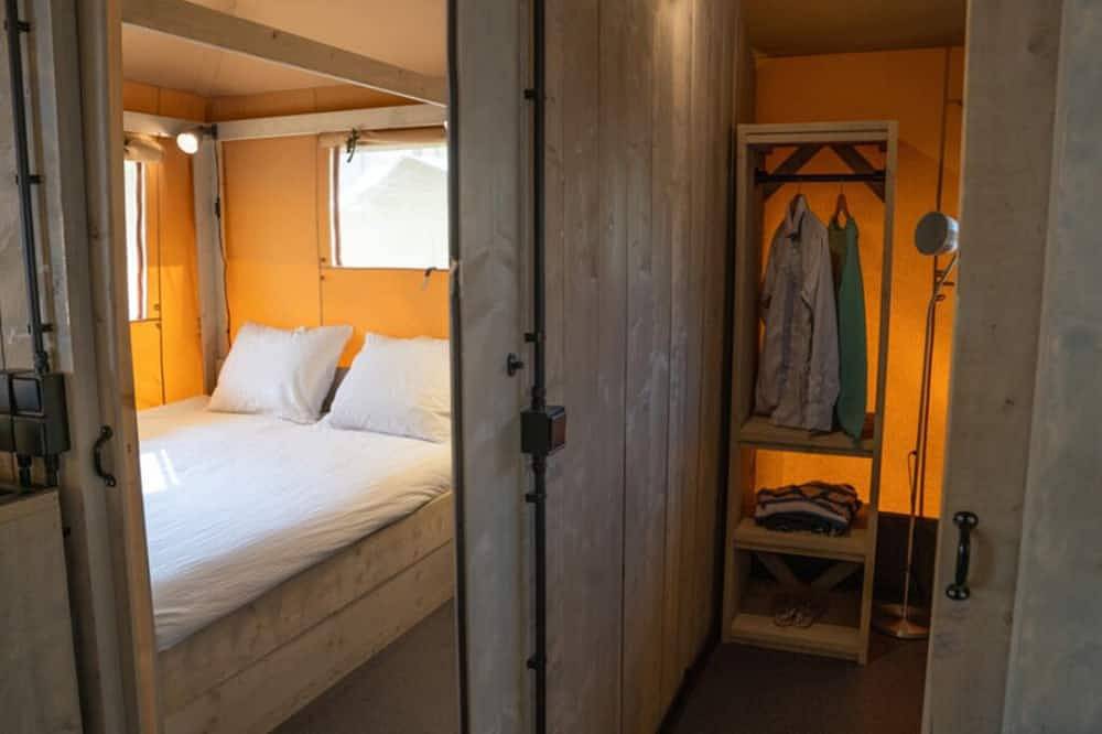 Tente Lodge Uluru, confort d'une maison et plaisir de vivre au grand air in Sillé-le-Philippe, Sarthe