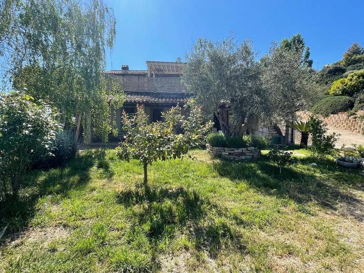 Agriturismo per 3 persone, con terrazza e piscina nonché giardino e panorama, con animali domestici in Provincia di Teramo