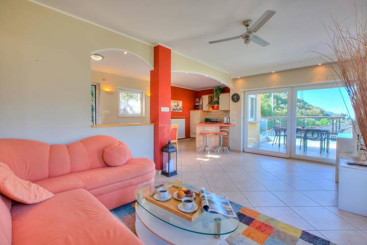 Villa Paradise View With Private Pool in Nago-Torbole, Montañas Garda