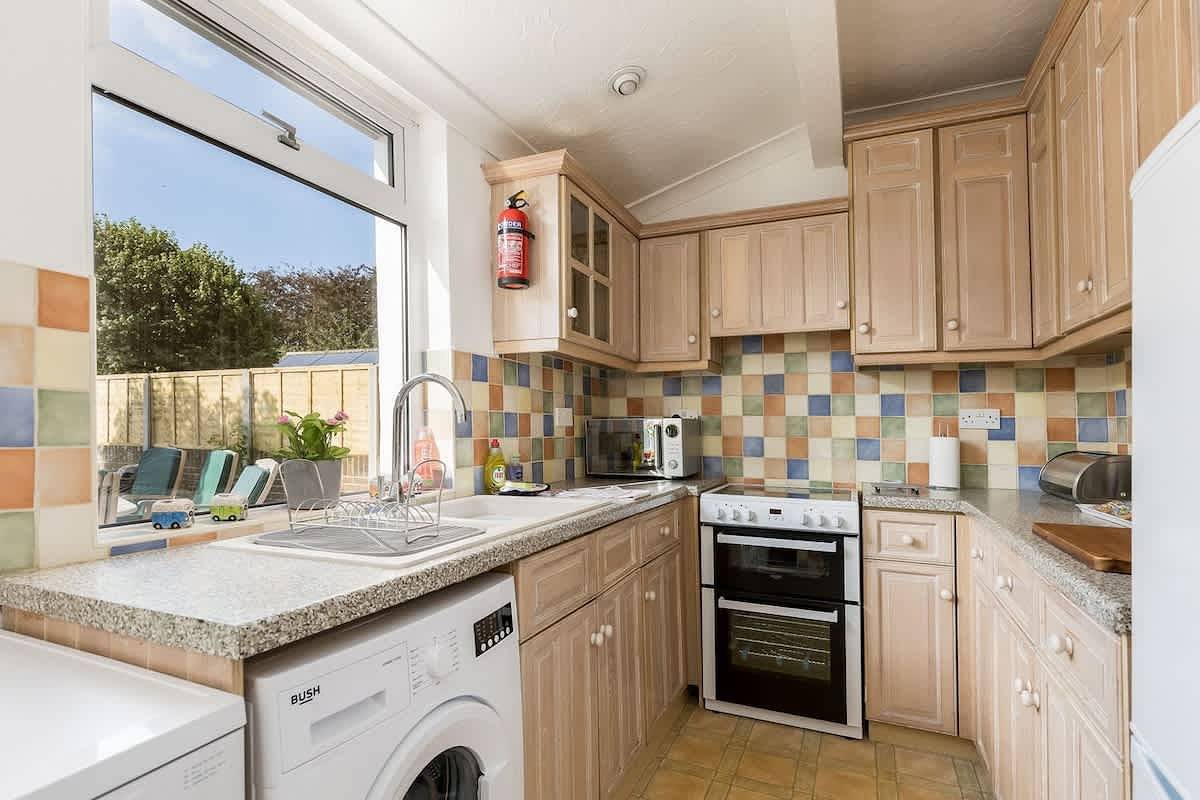 Lake Retreat - Short Walk to Hamworthy Beach in Poole, Poole Harbour