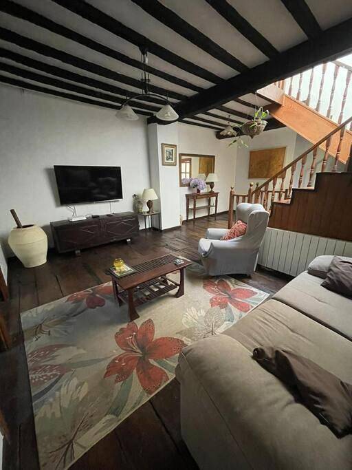 Location de vacances pour 6 personnes, avec Balcon et Terrasse ainsi que Jardin et Vue dans Novales