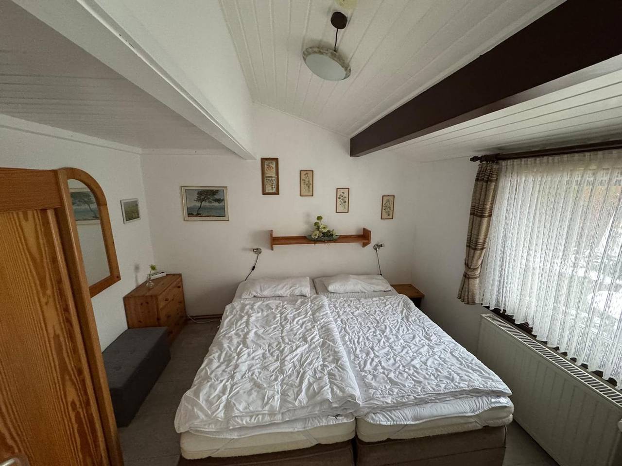 Cozy holiday home on lake Henne with terrace and beach chair in Meschede, Hochsauerlandkreis