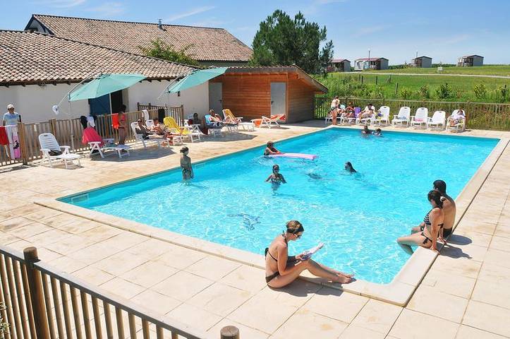 Gîte pour 4 personnes, avec piscine et jardin, animaux acceptés à Orist