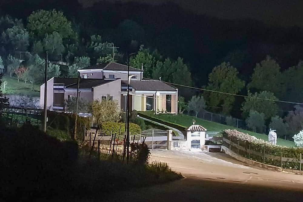 Awesome home in Torre Le Nocelle with house a panoramic view in Torre Le Nocelle, Avellino Province