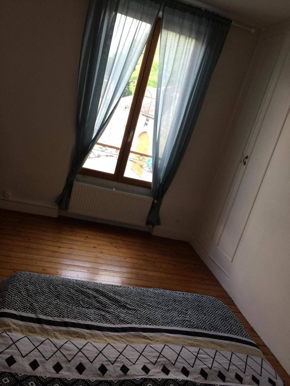 Appartement entier, F2 cosy avec Cour in Milly-la-Forêt, Parc naturel régional du Gâtinais français