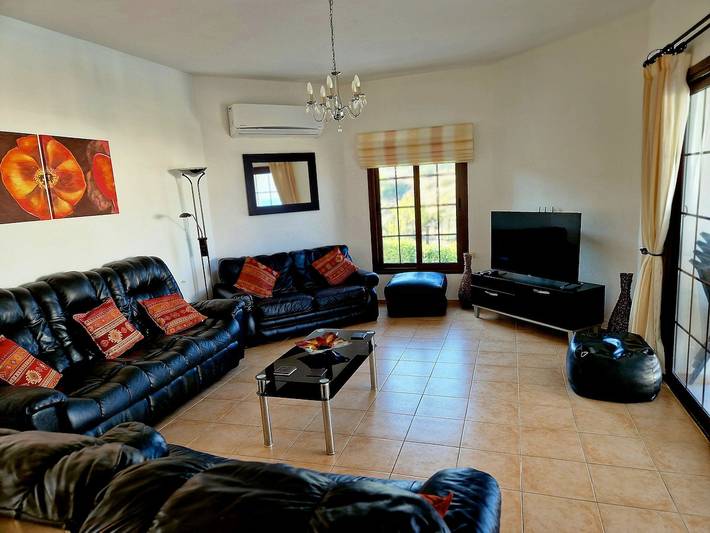 Luxuriöse Jasminvilla mit 4 Schlafzimmern und privatem Pool in Nordzypern