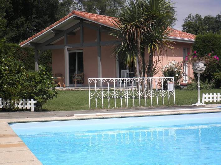 Gîte pour 2 personnes, avec Terrasse et Jardin ainsi que Piscine et Vue