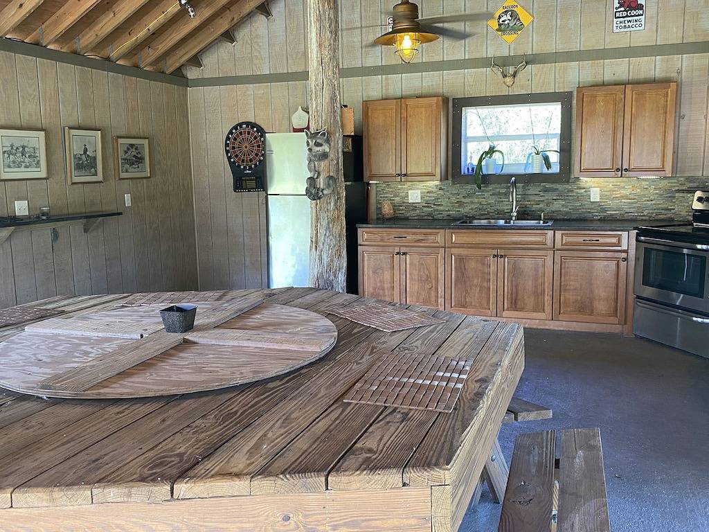 Country Cottage, 40 Acres, Outdoor Kitchen w/ B-que, Campfire, & Horse Stables. in Glades County