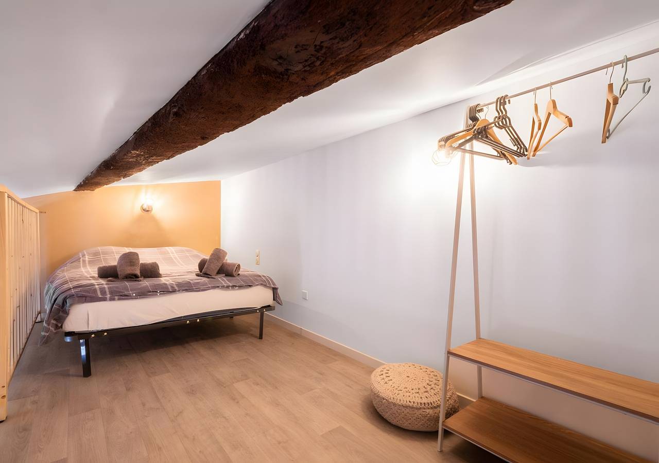 Appartement entier, Appartement « Cocoon Cosy » 2-4 pers au cœur de Beaucaire avec Wi-Fi in Beaucaire, Région de Nîmes