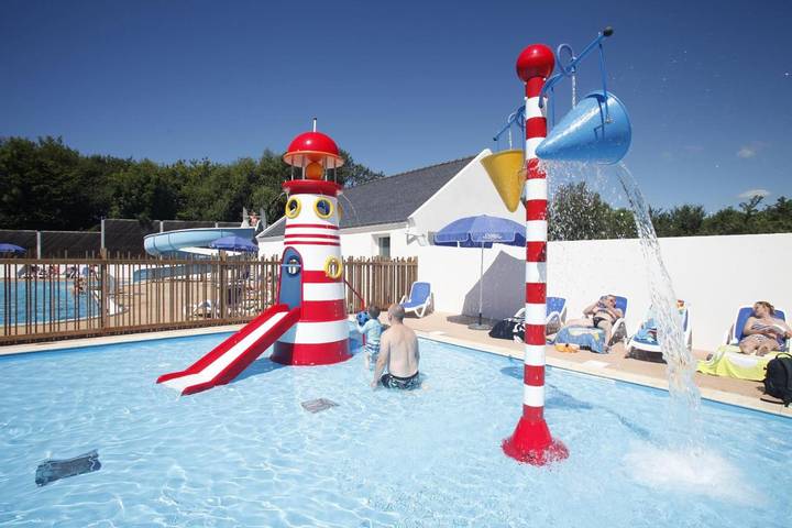 Camping pour 5 personnes, avec terrasse et jardin ainsi que piscine et bassin pour enfant, animaux acceptés