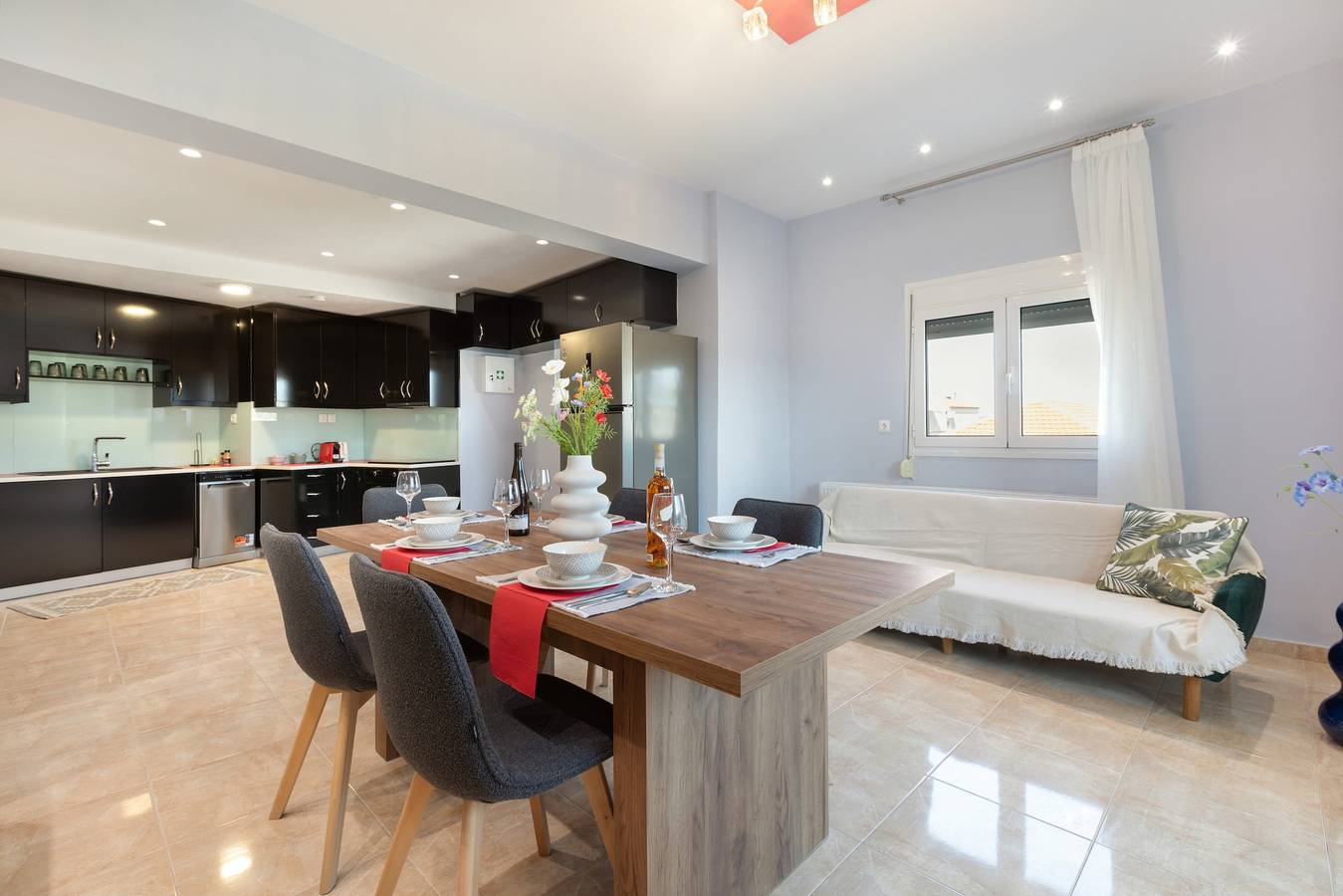 Entire apartment, Three-Bedroom Apartment with Balcony, Hot Tub, Wi-Fi, and Air Conditioning in Perivolia, Chania region