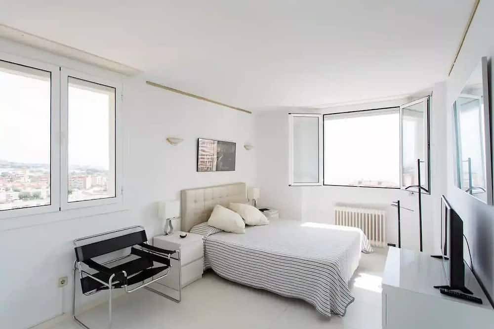 Apartamento entero, Encantador ático con vistas al mar y 2 terrazas en Bcn in Montgat, Costa del Maresme