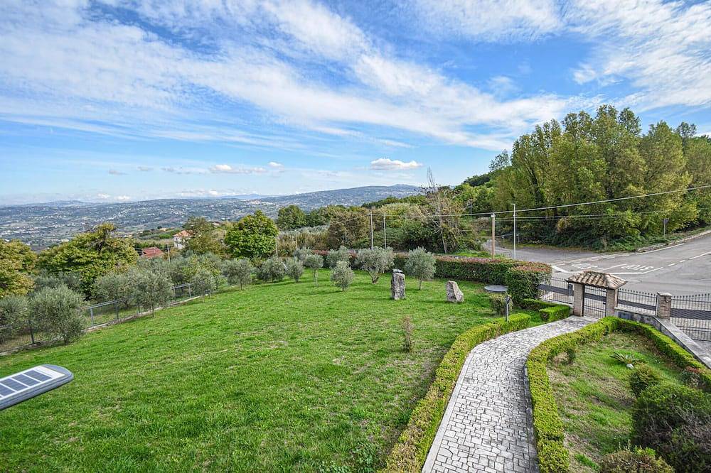 Awesome home in Torre Le Nocelle with house a panoramic view in Torre Le Nocelle, Avellino Province