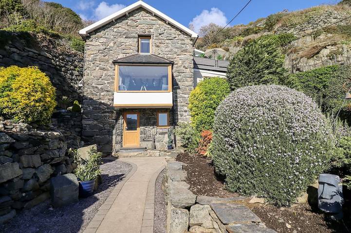 Cottage for 8 people, with garden and hot tub as well as terrace in Barmouth