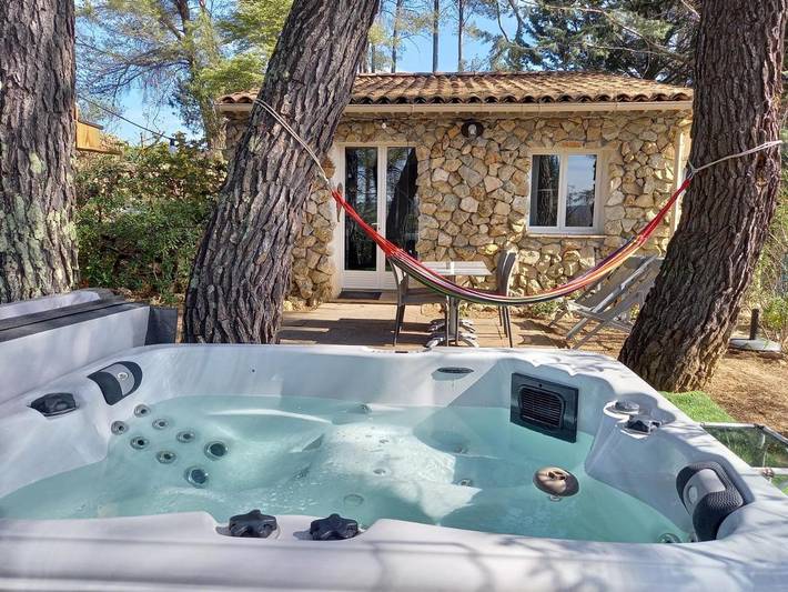 Ferienhaus für 3 Personen, mit Whirlpool und Terrasse sowie Garten und Ausblick in Saint-Antonin-du-Var