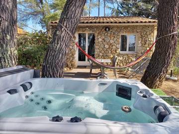 Location de vacances pour 3 personnes, avec terrasse ainsi que jardin et vue, animaux acceptés à Saint-Antonin-du-Var