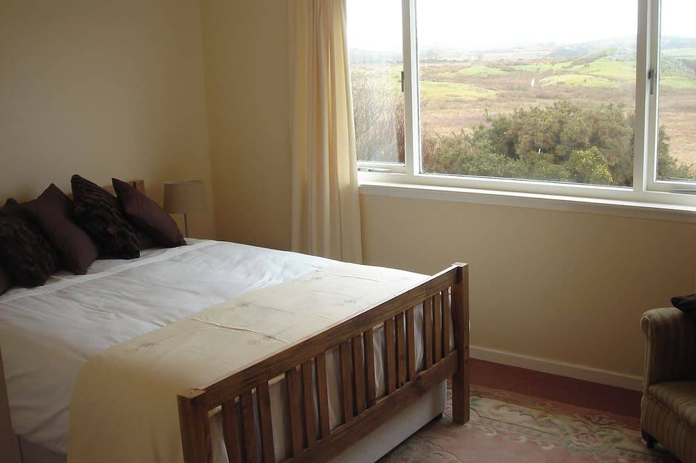 Erisgeir Sleeps 6 with Private Grounds in Argyll & Bute