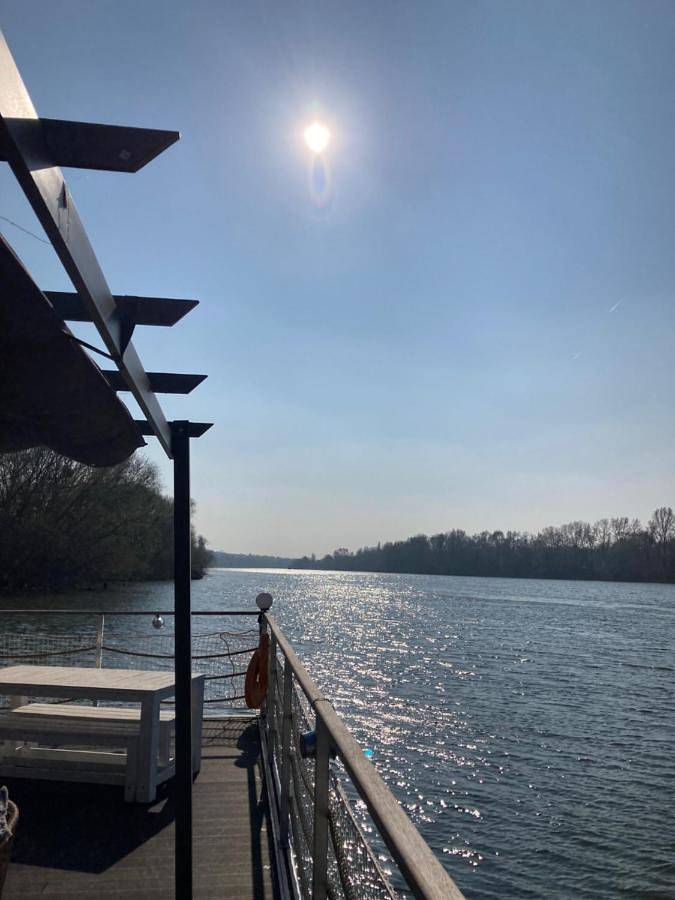 Seinehouse - Maison flottante (Houseboat) - Séjour magique sur l'eau in Vaux-sur-Seine, Yvelines
