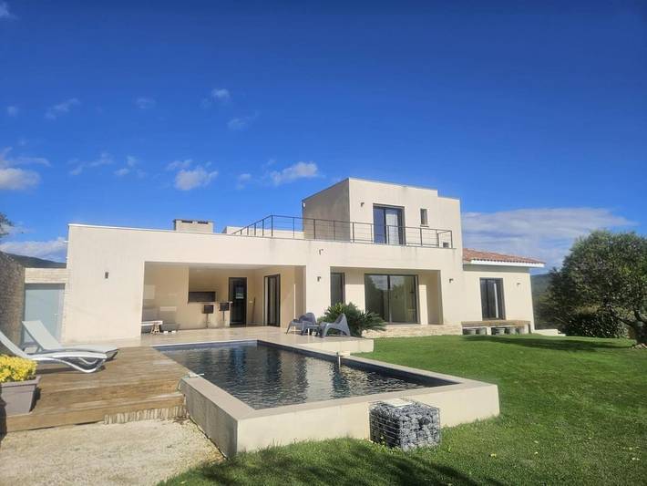 Location de vacances pour 8 personnes, avec terrasse ainsi que vue et piscine, animaux acceptés à Marsanne