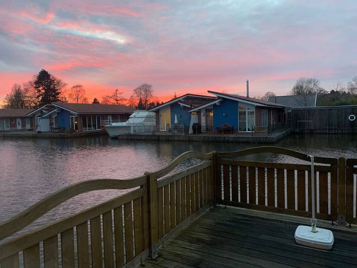 Ferienwohnung für 5 Personen, mit Balkon und Terrasse sowie Seeblick in Leer und Umgebung