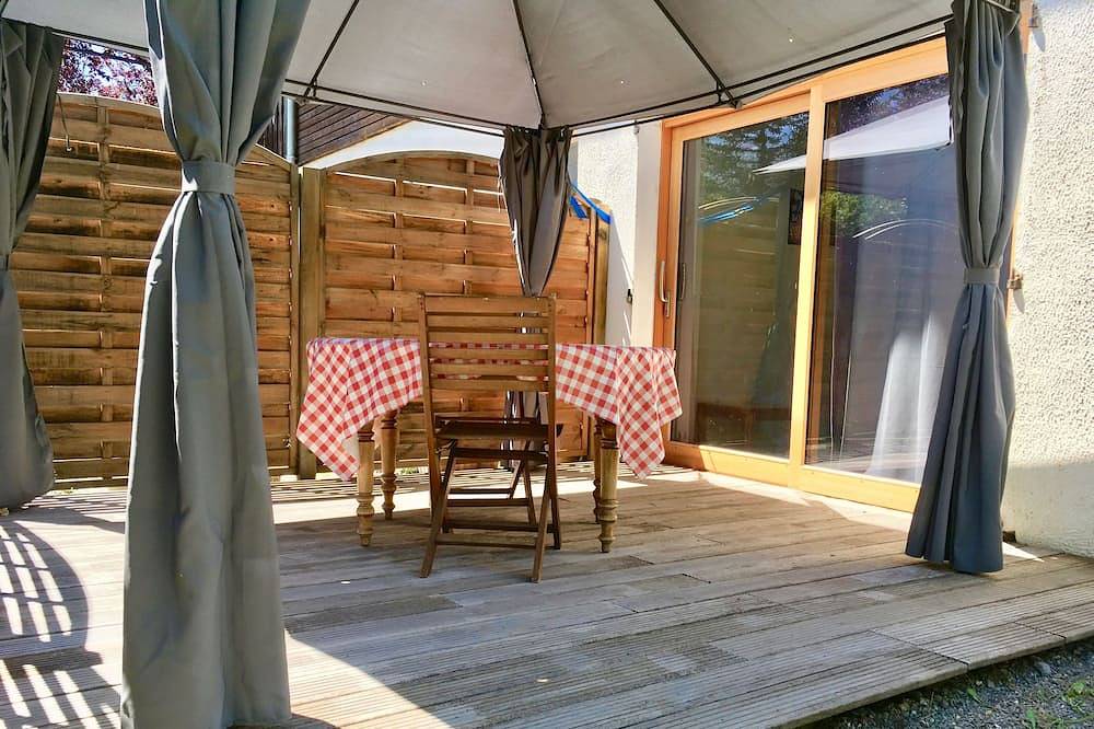 Ganze Wohnung, Studio with wooden terrace in chalet in Barcelonnette, Espace Lumière