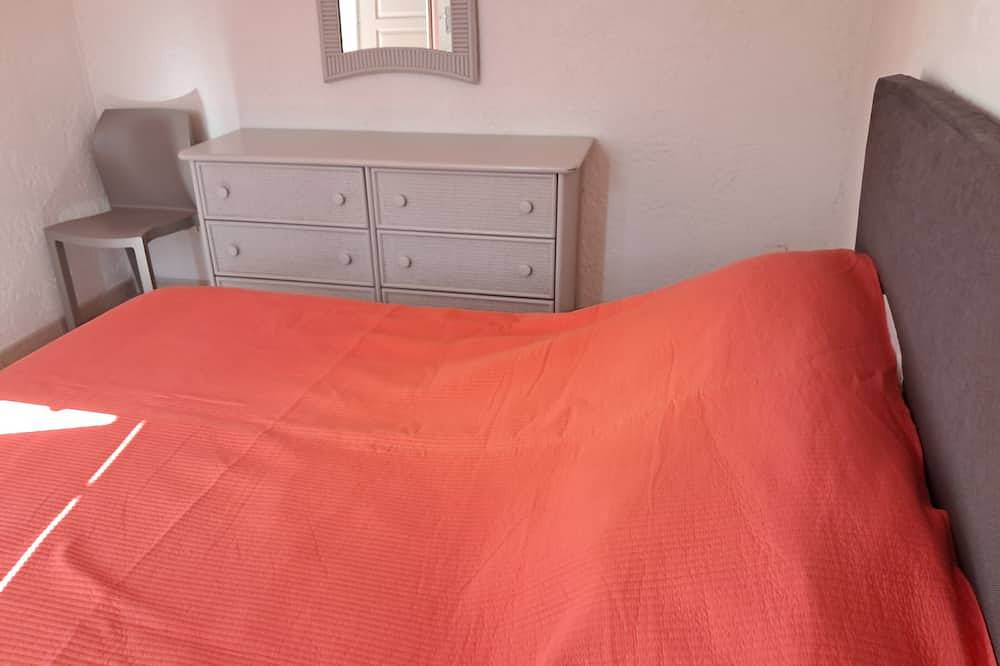 Seaside house with pebble beach and small harbour 2 minutes away in Ensuès-la-Redonne, Istres region