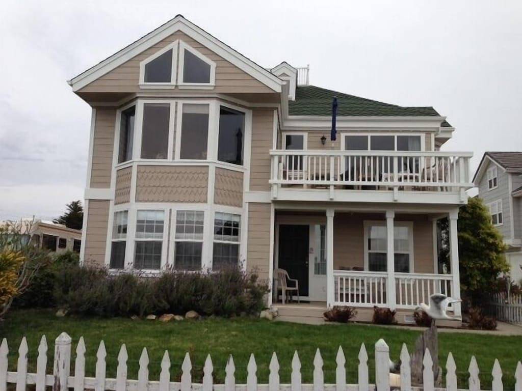 Sammelplatz mit Blick auf Strand, Pier und die Innenstadt von Cayucos in Cayucos, San Luis Obispo County