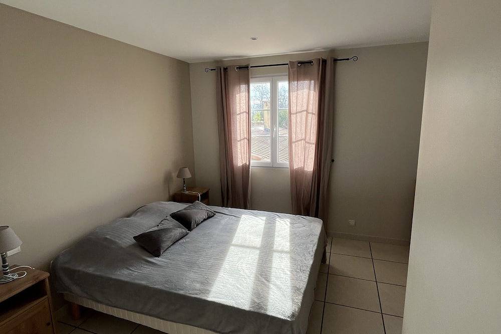 House in Saint-Rémy-de-Provence, gated pool on the edge of a green area in Saint-Rémy-de-Provence, Arles region