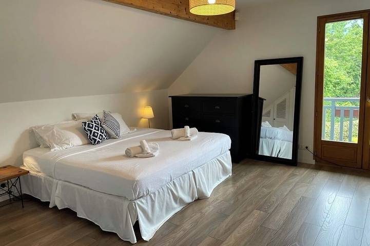 Schönes eingezäuntes Familienhaus, wenige Schritte vom Annecy-See in Menthon-Saint-Bernard in Menthon-Saint-Bernard, Annecy und Umgebung