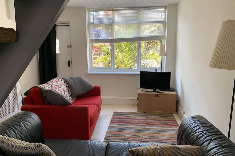 Two minutes from beach. Cosy pet-friendly cottage in cool location with garden. in Whitstable, Kent