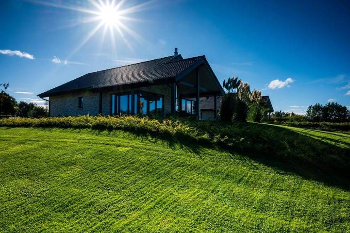 Ferienhaus für 4 Personen, mit Terrasse und Garten sowie Sauna und Seeblick in Niesgrau