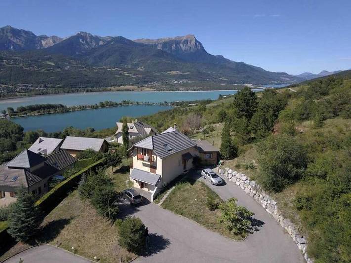 Villa pour 9 personnes, avec Balcon et Terrasse ainsi que Jardin et Vue sur le lac à Embrun