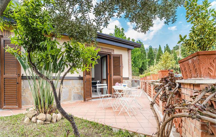 Accogliente appartamento con giardino e parcheggio a 2 km dalla spiaggia in Ascea, Cilento Coast
