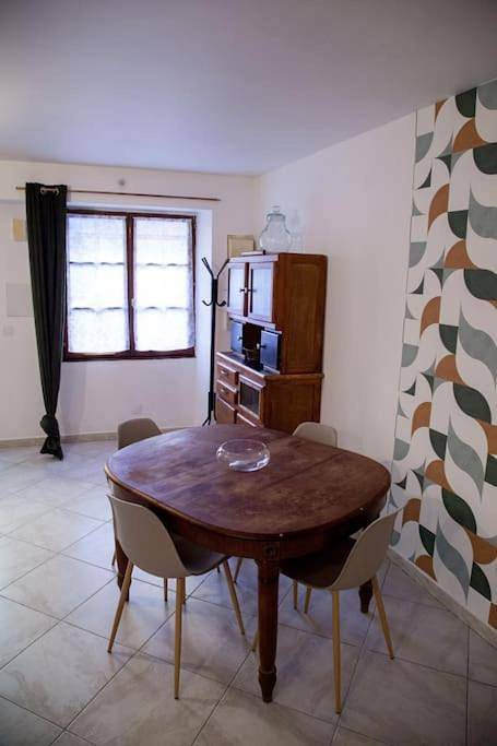 Appartement entier, One-Bedroom Apartment in Remoulins, Région de Nîmes