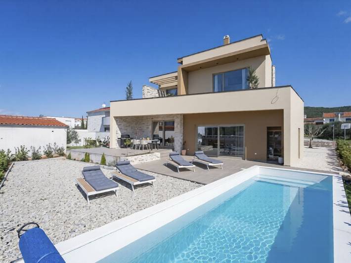 Villa pour 8 personnes, avec jacuzzi et jardin à Tribunj