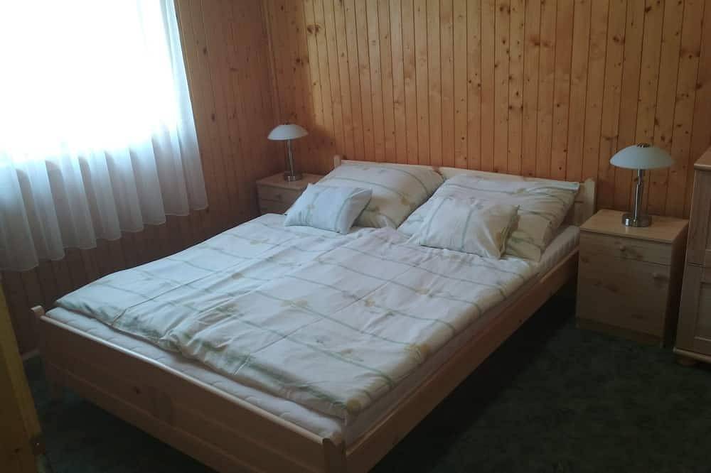 Chalet Situé avec vue panoramique sur le lac Balaton et de l'autoroute M7 4 km in Balatonfőkajár, Rive Nord du lac Balaton