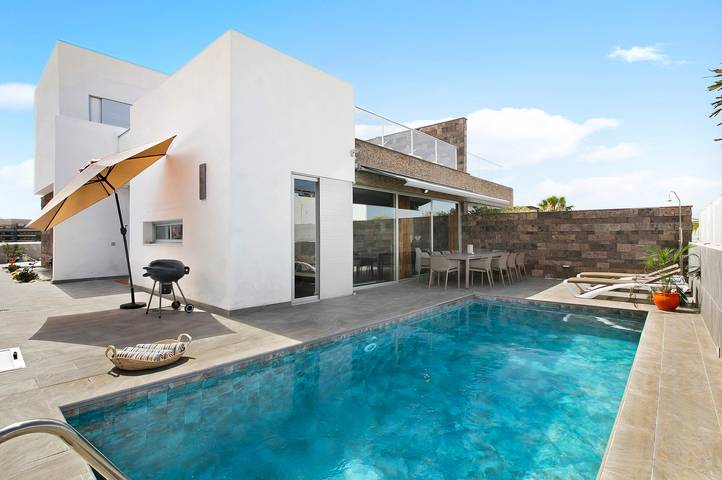 Pet-Friendly 'La Villa Duque' with Sea and Mountain View, Pool, Wi-Fi & Terrace in Playa del Duque, Adeje