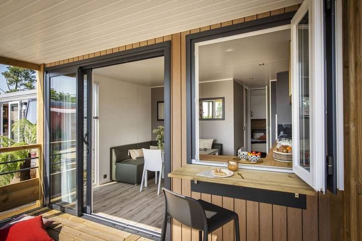 Wohnwagen für 4 Personen, mit Balkon/Terrasse und Terrasse sowie Seeblick in Friesland - 3