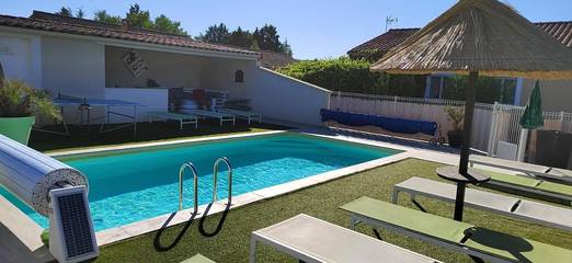 Gîte pour 4 personnes, avec vue ainsi que piscine et jardin à Vogüé